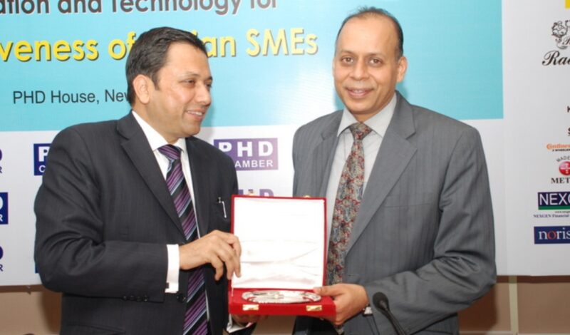 Mr. Maheshwari presents award to Dr. Ajay Kumar, Joint Secretary, Ministry of Communication and IT _